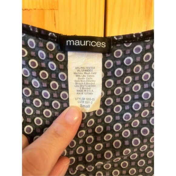 Maurices Women's Short Sleeve geometric design  blouse Blouse Size Small (3771) - Picture 2 of 3